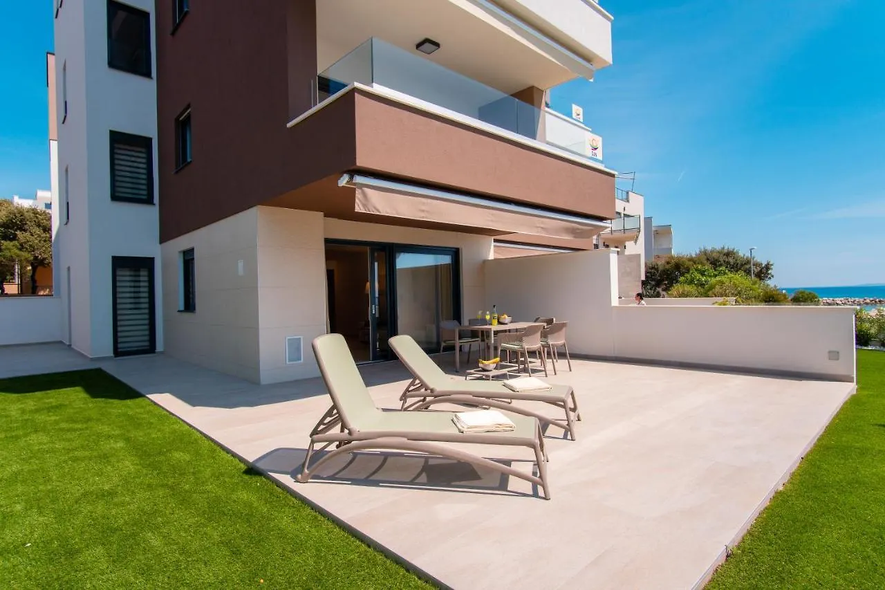 Apartments Mandre 0*,